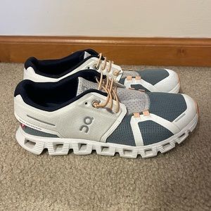 On Running tennis shoes size 7.5 with extra laces